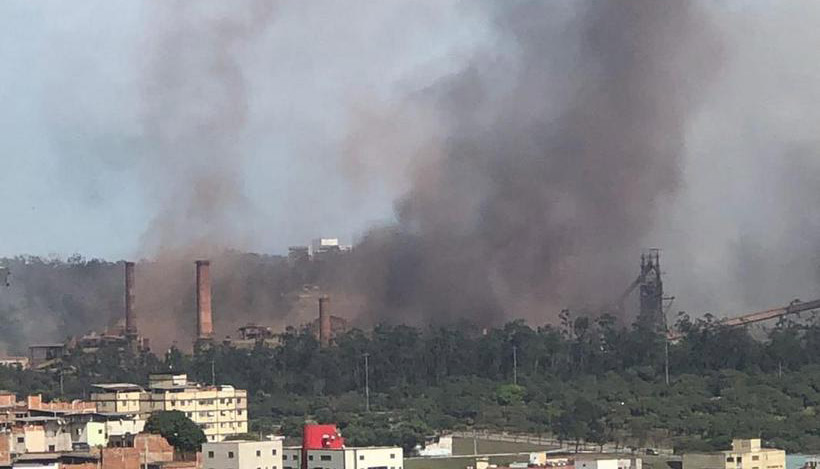 Uma grande nuvem de fumaça se formou sobre a unidade da Usiminas (Foto: Divulgação / Facebook)