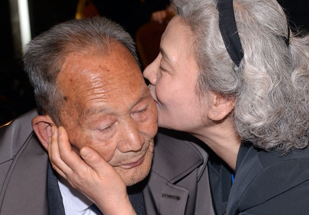 A sul-coreana Lee Jeong-Suk, de 68 anos, beija seu pai norte-coreano, Ri Heung-Jong, de 88 anos, durante o reencontro. Eles não se viam desde que ela tinha dois anos de idade. (Foto: The Korea Press Photographers Association)