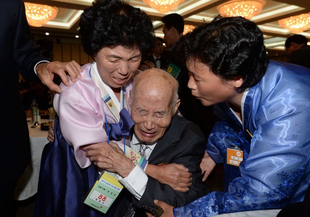 O norte-coreano Chae Hun-Sik, de 88 anos (no centro), encontra parentes sul-coreanos. (Foto: The Korea Press Photographers Association)