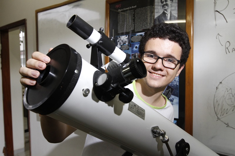 Gabriel Gandra é o único capixaba entre os cinco jovens que representarão o Brasil na X Olimpíada Latino-Americana de Astronomia e Astronáutica (Foto: Thiago Coutinho/ AT)