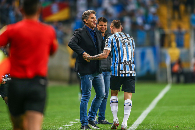 Renato Gaúcho comemora com Everton o gol salvador (Foto: LUCAS UEBEL/GREMIO FBPA)