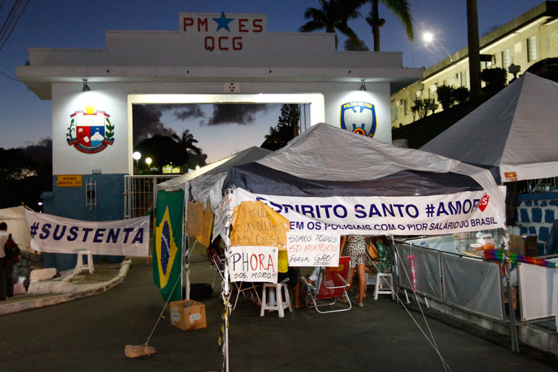 Famílias ficaram acampadas em frente ao Quartel da Polícia Militar, em Vitória (Foto: Antônio Cosme / AT Arquivo)