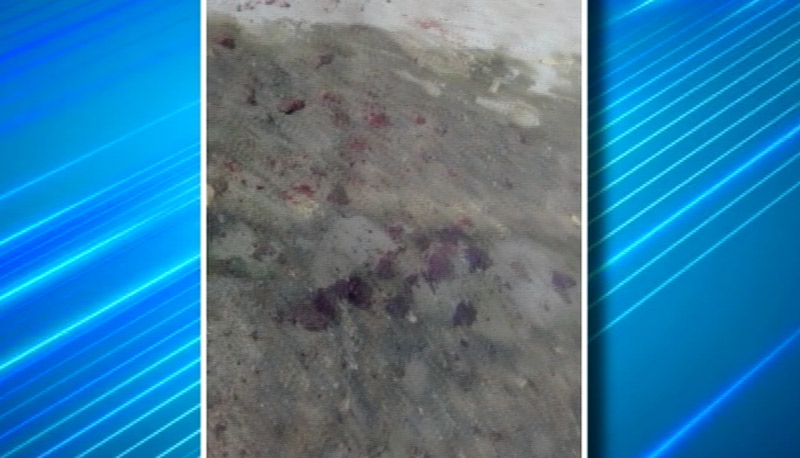 No dia seguinte ao crime, as marcas de sangue puderam ser identificadas em uma calçada (Foto: Reprodução TV Tribuna)