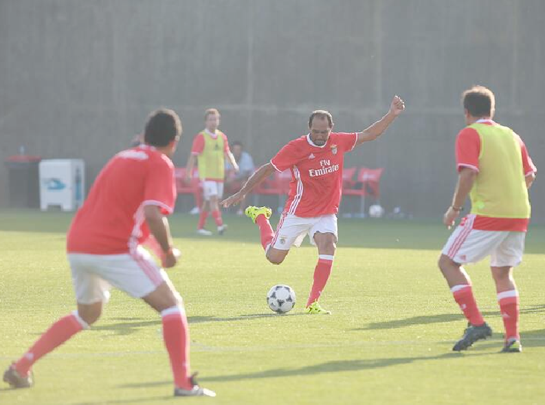 Pé-Canhão como é conhecido no Benfica, participou de um evento com ex-jogadores do clube, em 2016, e é sempre bem recebido em Portugal (Foto: Divulgação/Benfica)