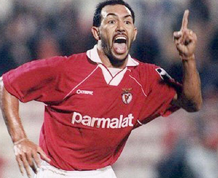 Isaías comemorando um dos dois gols que marcou na vitória por 3 a 1 contra o Arsenal, na Inglaterra, pela Liga dos Campeões (Foto: Divulgação)