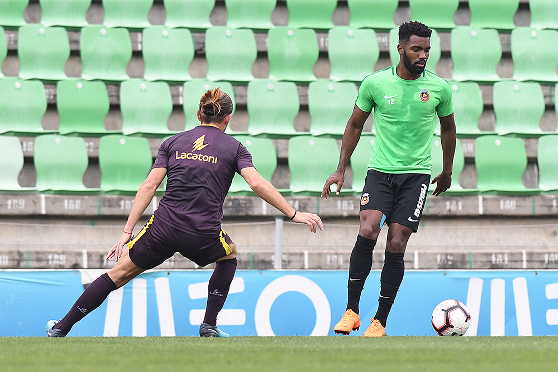Júnio Rocha (de verde) foi titular em amistosos na pré-temporada (Foto: Divulgação/Rio Ave FC)