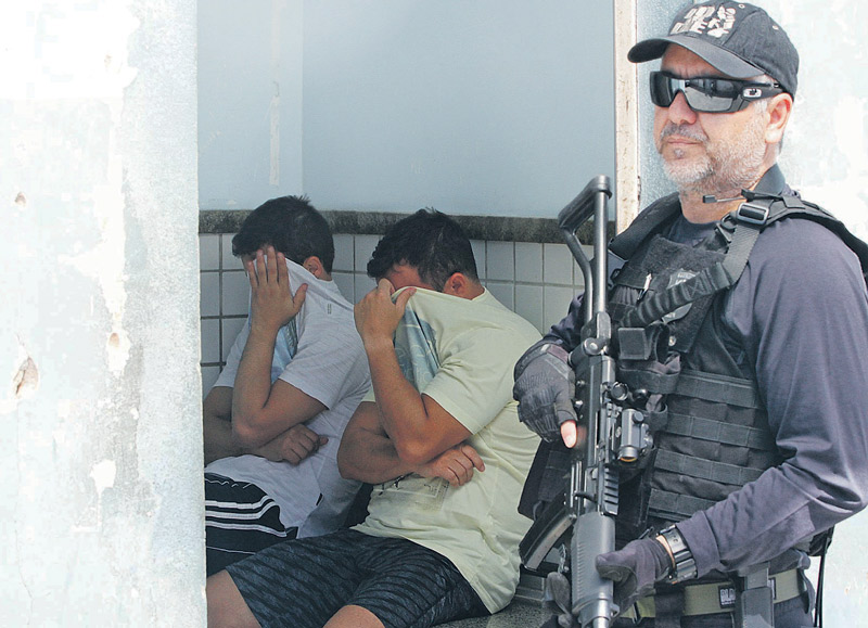 Os médicos Marcos Robson Alves Junior e Rodrigo Souza Soares, quando foram presos em fevereiro: eles são acusados de participação no esquema (Foto: Fábio Nunes/AT)