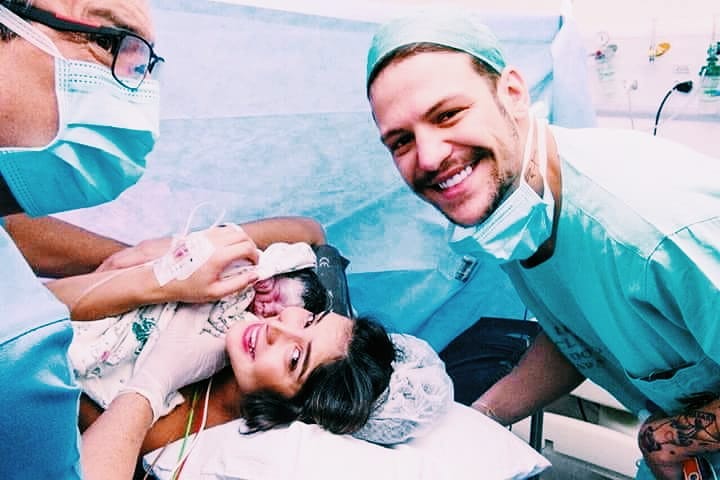 Leticia e Saulo no nascimento de Madalena (Foto: Reprodução/ Instagram)
