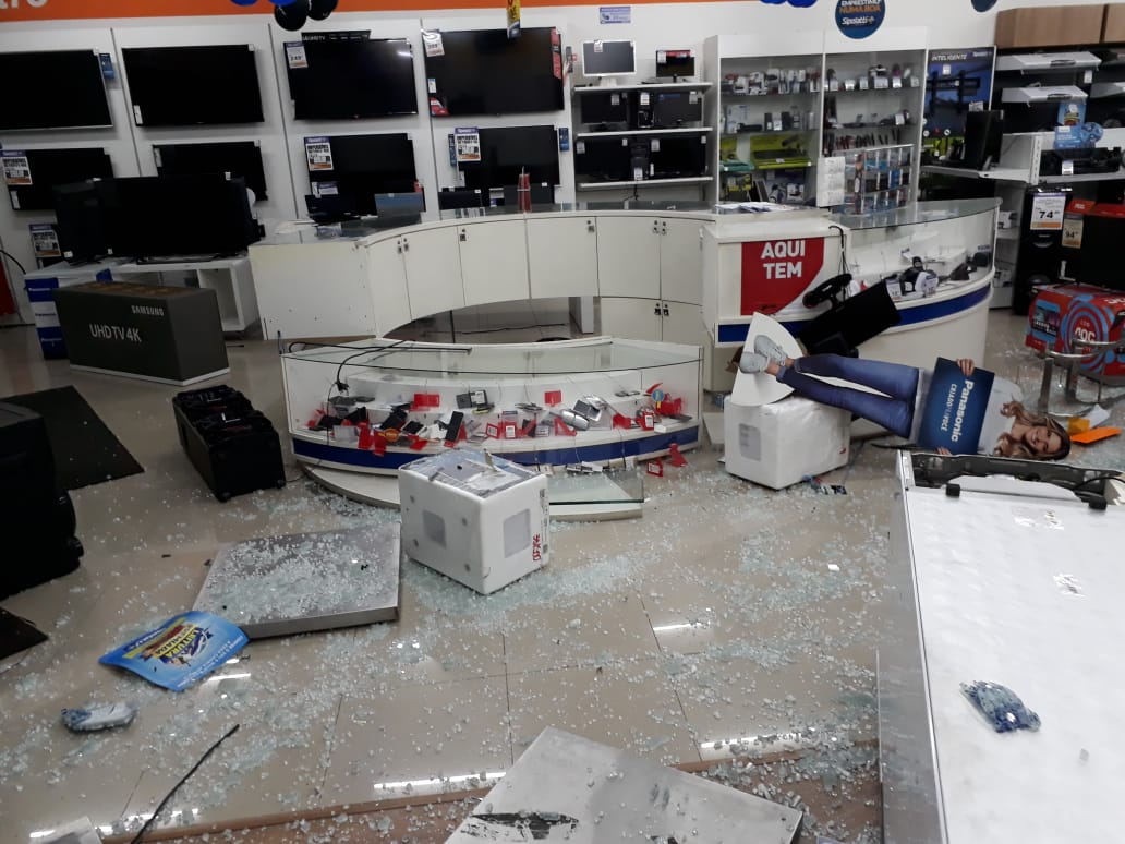 Loja ficou destruída após a ação dos bandidos (Foto: Foto compartilhada via WhatsApp)