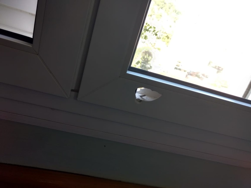 Marca deixada pela bala perdida na janela do hospital (Foto: Acervo pessoal)