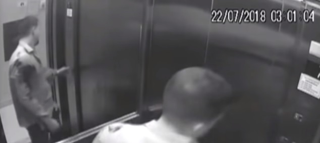O marido carrega o corpo e depois tenta limpar o sangue do elevador (Foto: Câmeras de segurança)