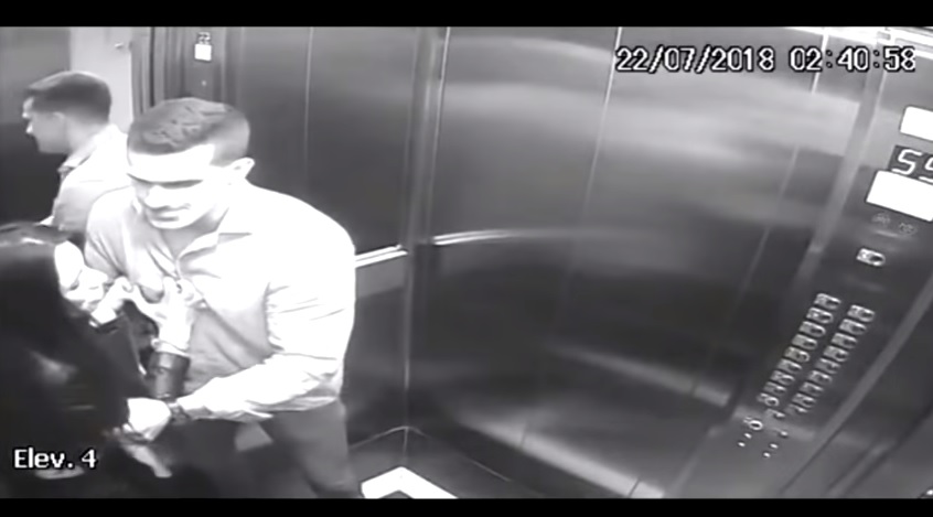 As agressões continuaram no elevador (Foto: Câmeras de segurança)