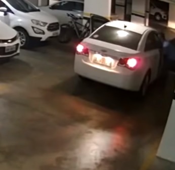 Luís Felipe Manvailer tira a mulher à força do carro (Foto: Câmeras de segurança)