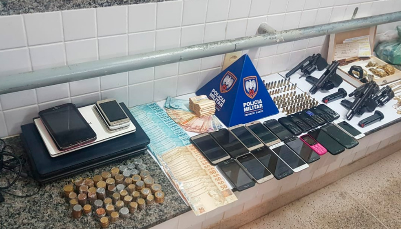Armas, celulares e itens pessoais foram apreendidos (Foto: Divulgação/ PMES)