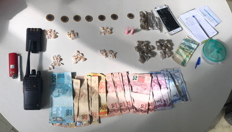 Material apreendido pela polícia (Foto: Divulgação/PM)