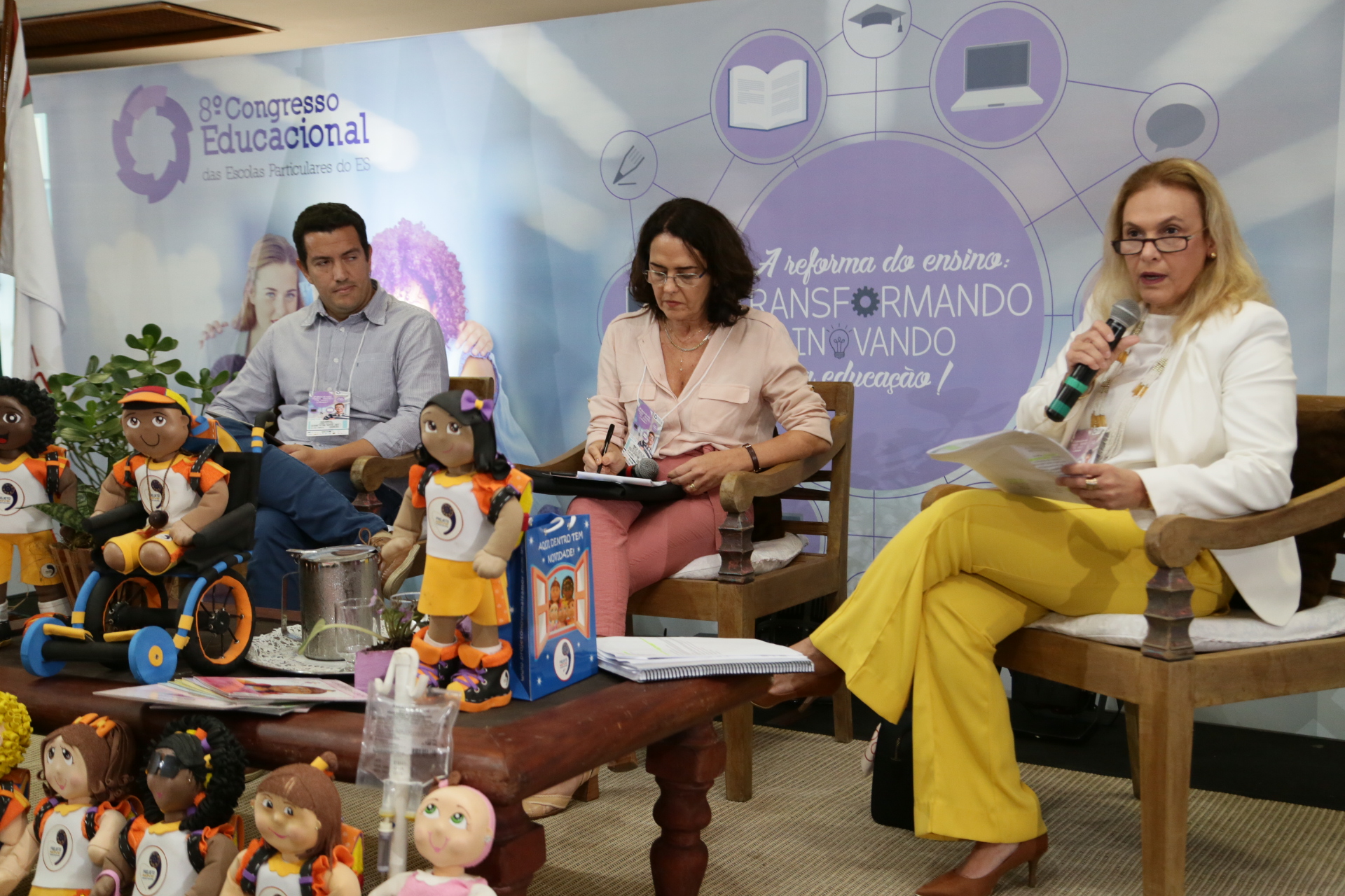 MESA REDONDA: promotora do Ministério Público do Espírito Santo (MP-ES), que atua na área de educação em Vitória, Maria Cristina Pimentel (de amarelo) (Foto: Jefferson Roccio/ Divulgação do Sinepe-ES)