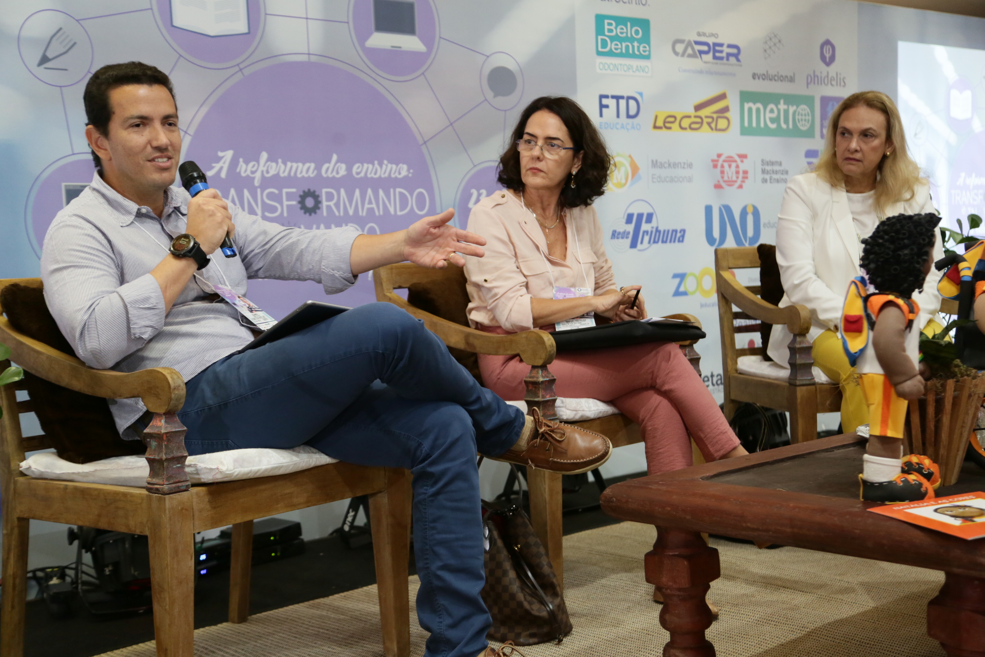 MESA-REDONDA: diretor das escolas Monteiro e Uirandê, Eduardo Costa (Foto: Jefferson Roccio/ Divulgação do Sinepe-ES)