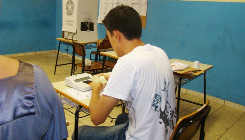 Mesário em dia de votação: trabalho consiste em conferir documento do eleitor e entregar comprovante (Foto: Divulgação)