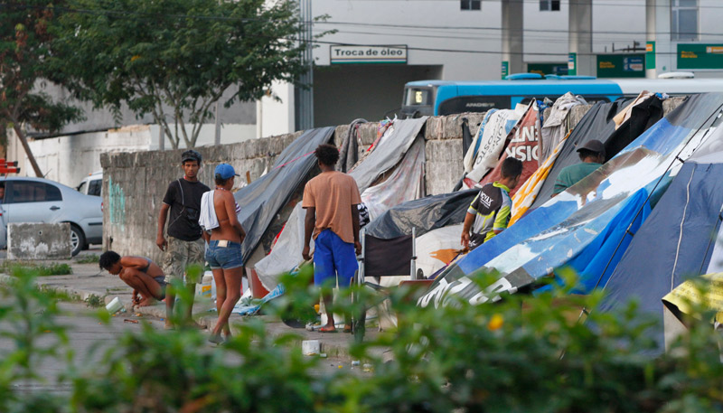 No Bairro Divino Espírito Santo, em Vila Velha, usuários de crack montaram barracas nas calçadas e moram no local, onde consomem drogas e causam medo nos moradores da região (Foto: Leone Iglesias/AT)