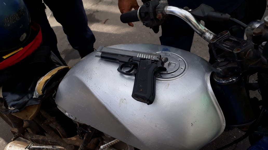 Arma e moto apreendidas (Foto: WhatsApp)