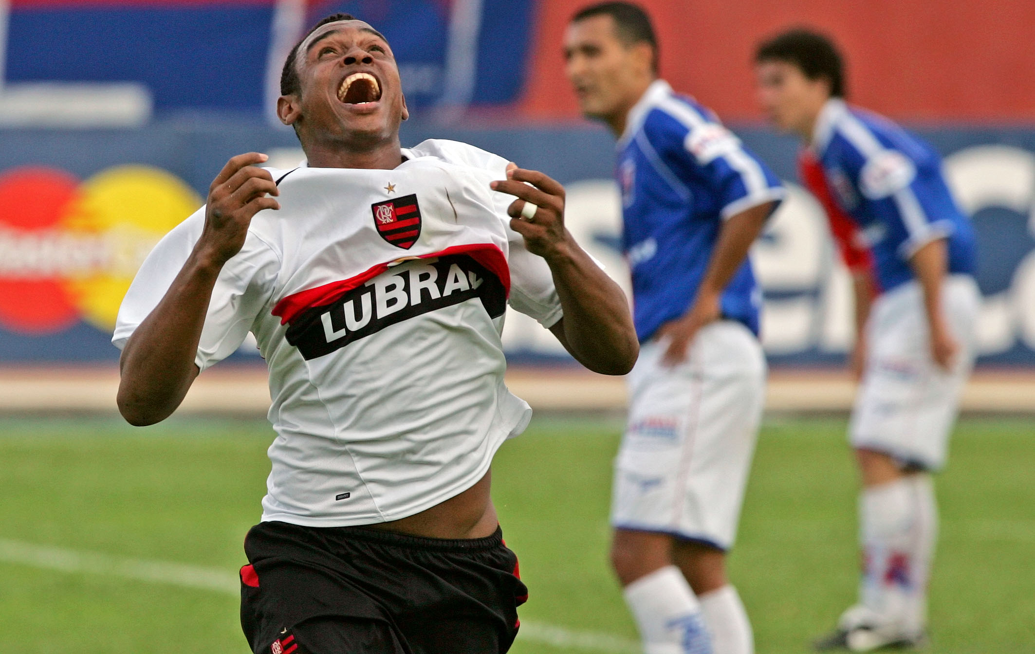 Gol de Obina no fim contra o Paraná evitou queda do Fla no Brasileirão 2005 (Foto: ORLANDO KISSNER/AE — 20/11/2005)