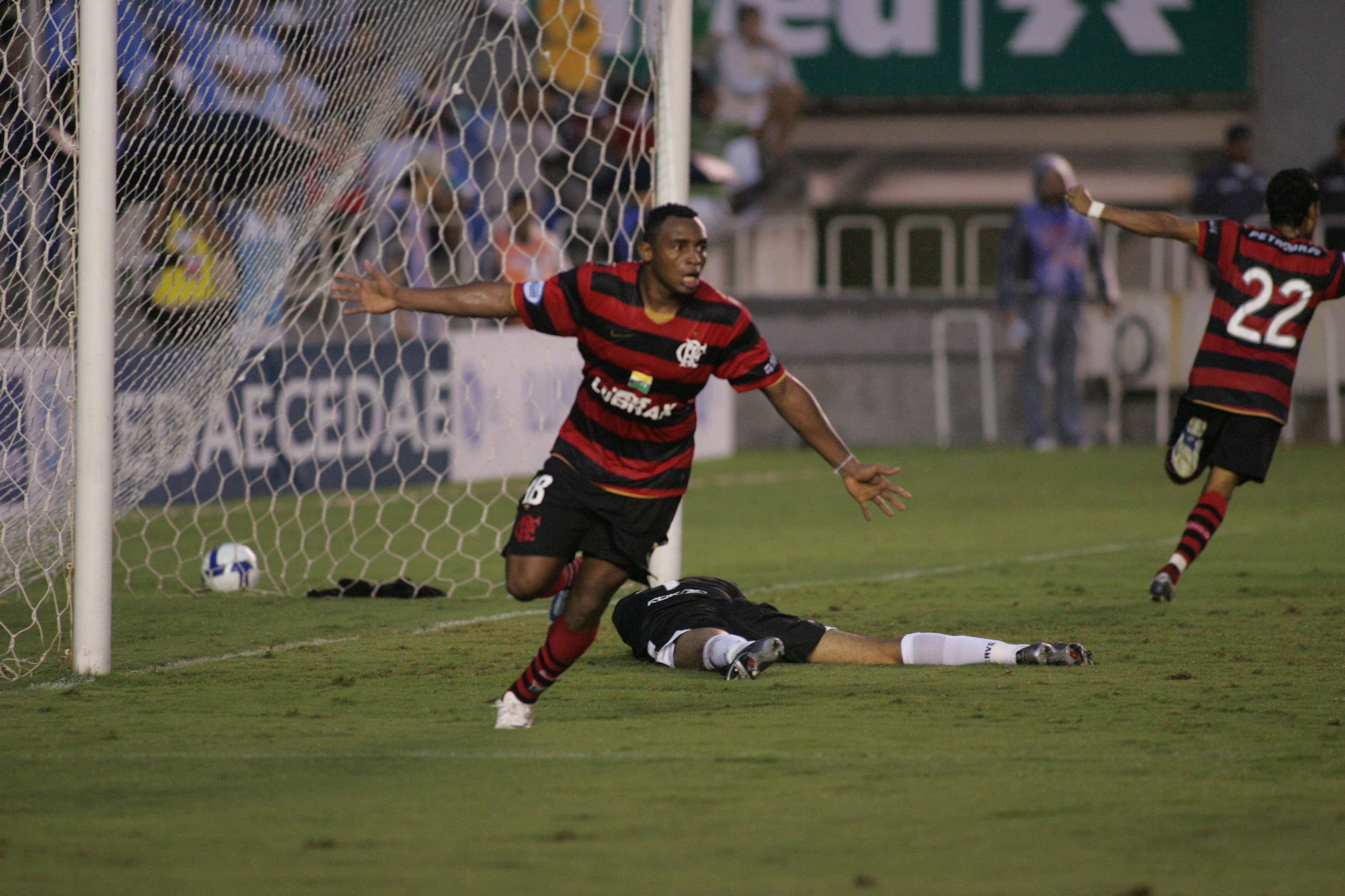 Obina comemora gol marcado em cima do Vasco pelo Brasileirão de 2008: atacante fazia a alegria da torcida rubro-negra (Foto: Ricardo Cassiano/Lancepress — 19/10/2008)
