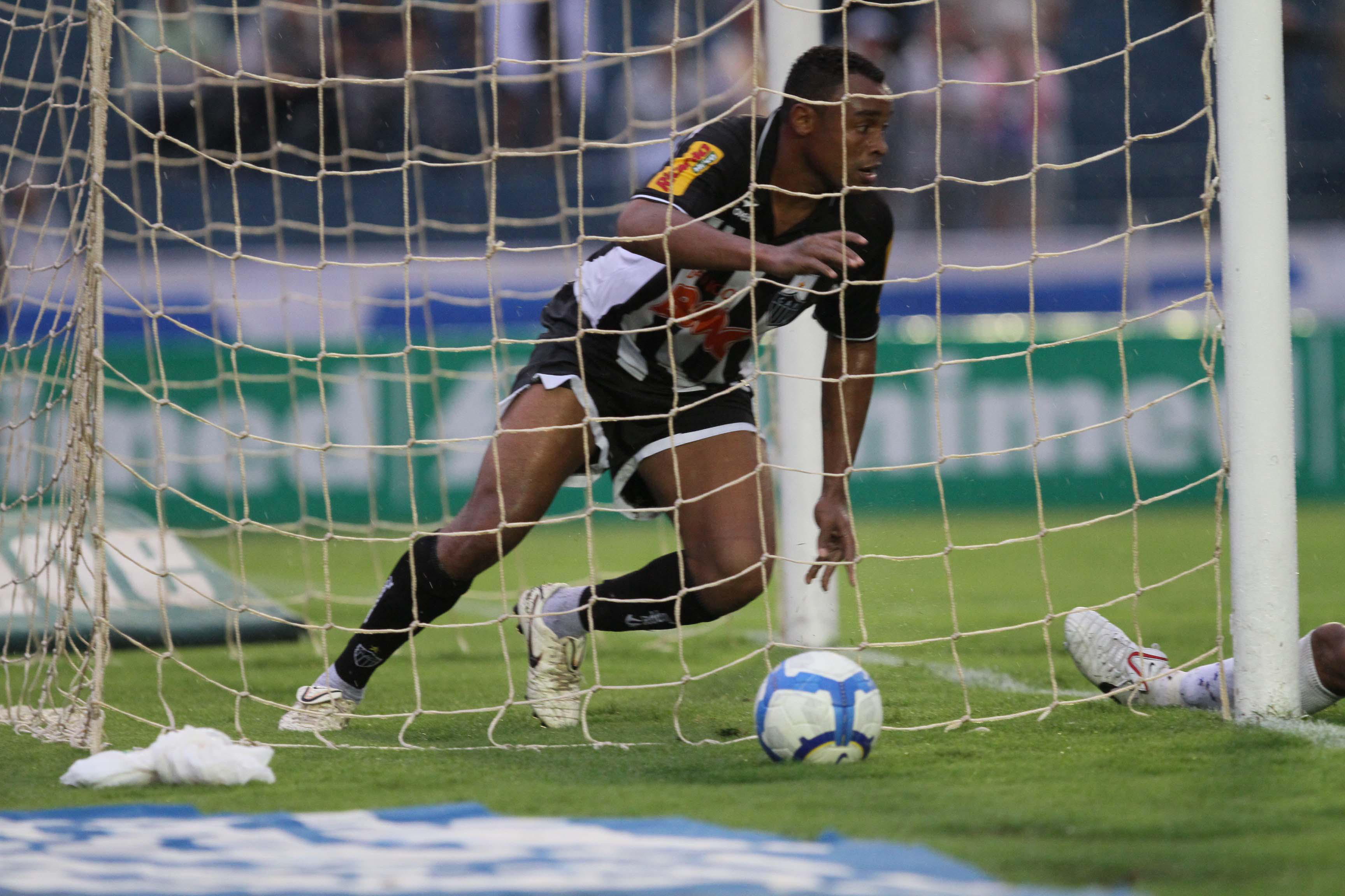 Obina com a camisa do Atlético/MG: gols e elogios à torcida atleticana (Foto: Lance — 24/10/2010)