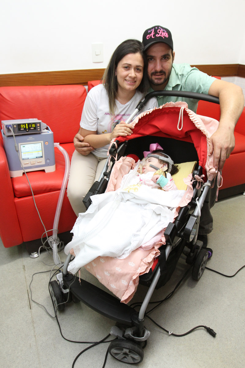 Sabrine e Alexandre com a filha Lelê: apoio para tratamento médico (Foto: Beto Morais/AT)
