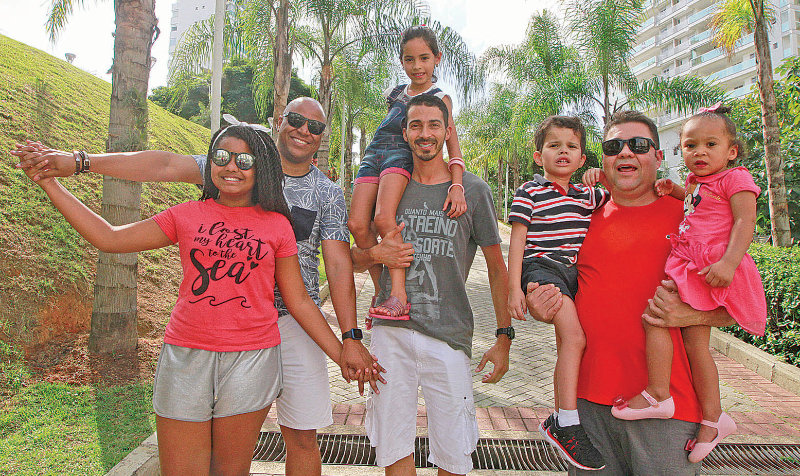 Felizes e realizados: Sangoold e a filha Gleice, 10 anos; Rodrigo e Maria Victória, de 6; e Carlos Souza com os filhos Helena, 2, e Daniel, de 6 anos. (Foto: Kadidja Fernandes)
