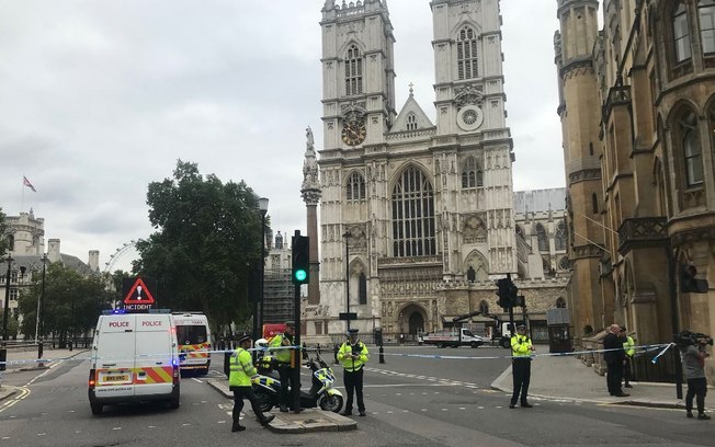 Policiais isolaram ruas das proximidades do Parlamento britânico, em Londres (Foto: Reprodução/Twitter)