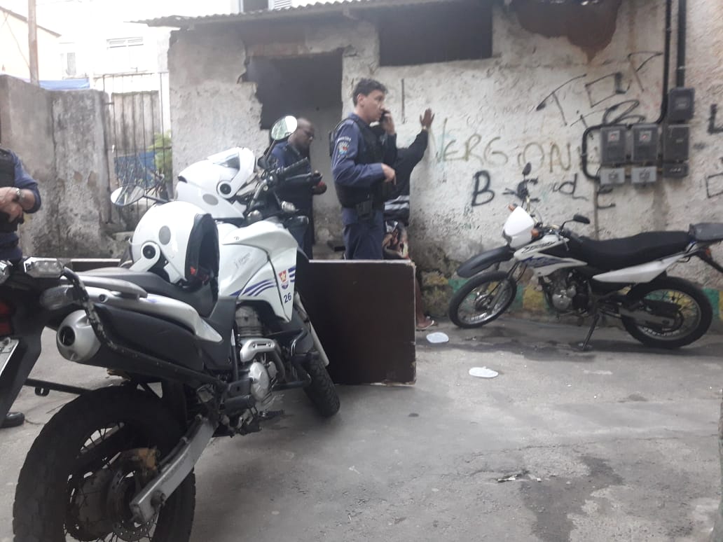 Equipes da Guarda Municipal utilizaram uma viatura e dois motopatrulheiros da Guarda para cercar e deter o indivíduo (Foto: Polícia Militar)