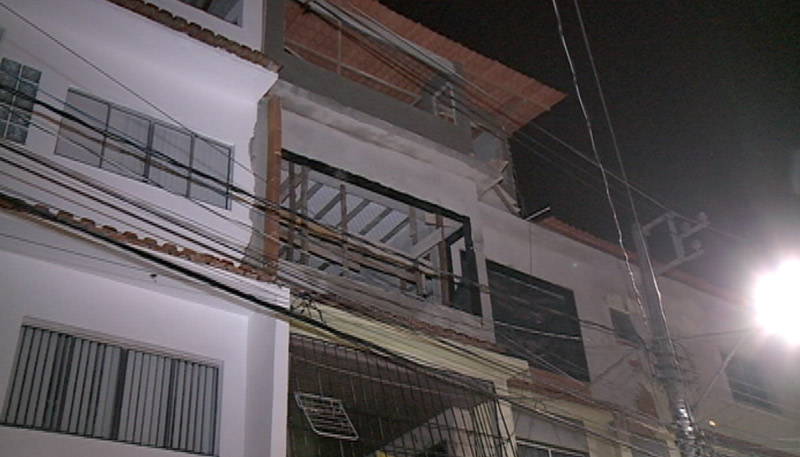Pedreiro fazia o reboco externo do terceiro andar da casa (Foto: Reprodução TV Tribuna)