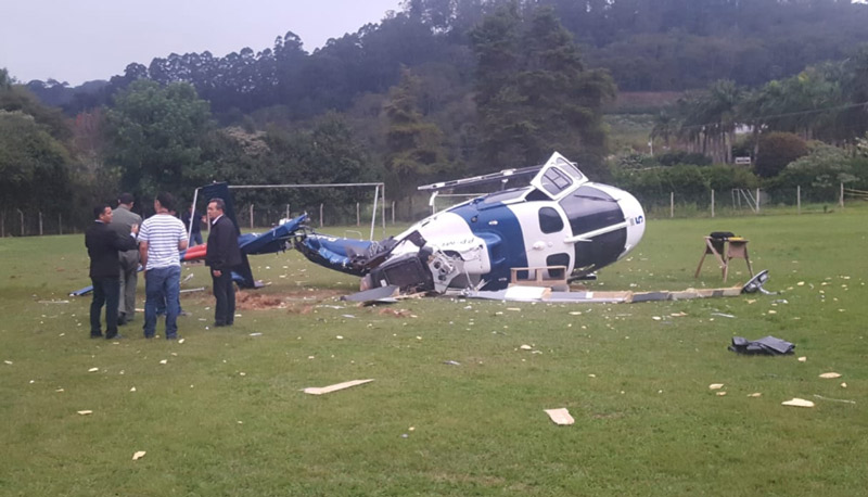 Peritos iniciaram os trabalhos por volta das 16h20 (Foto: Iago Miranda / AT)