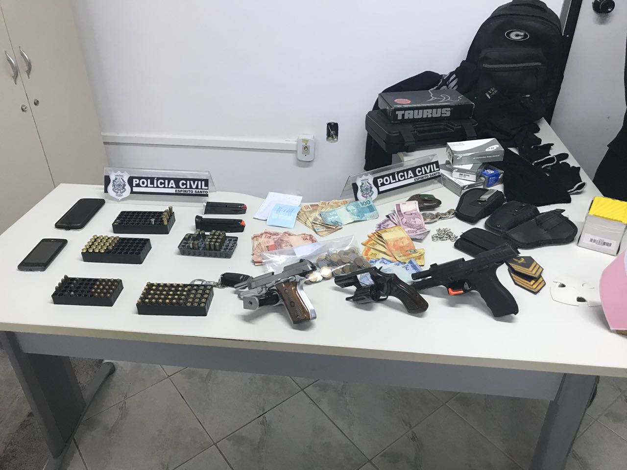 Pertences apreendidos pela polícia (Foto: Divulgação/ PC)