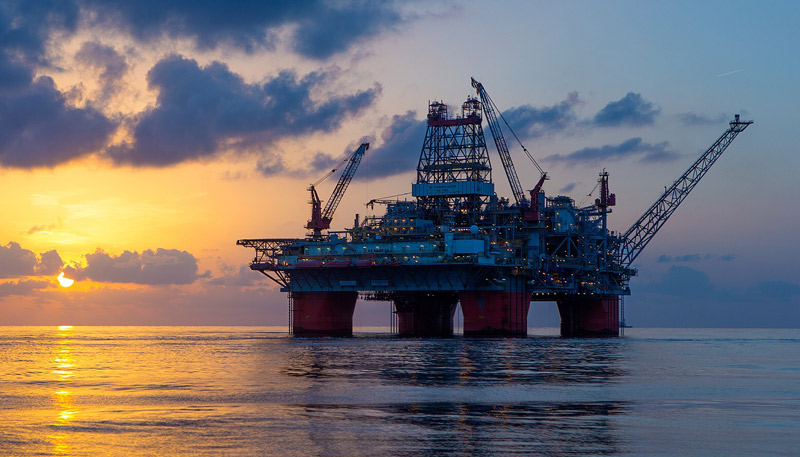 Plataforma de petróleo: atividade cria chances de negócios em áreas diversas, como transporte, equipamentos, alimentação, segurança e meio ambiente (Foto: Divulgação)