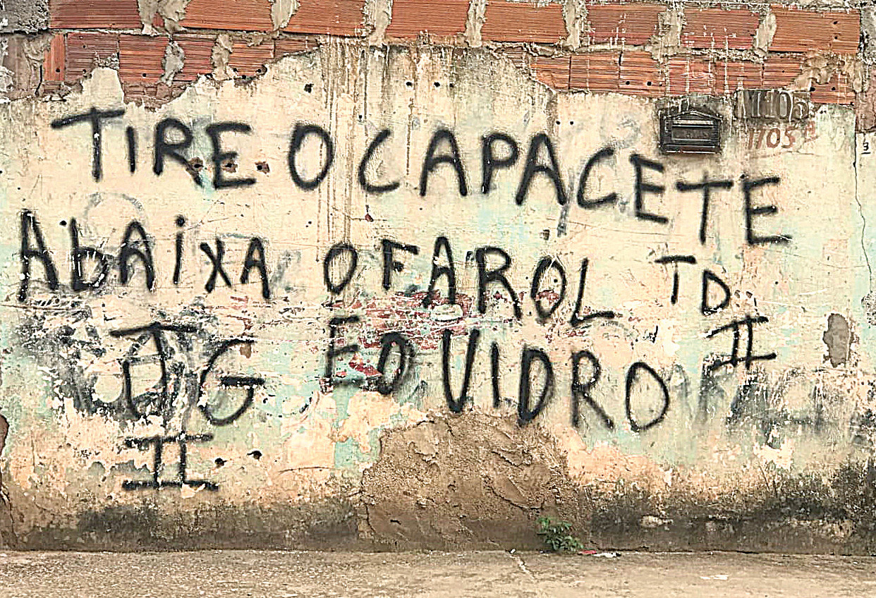 Traficantes escreveram no muro de uma das casas as regras para entrar no bairro onde universitária foi morta. (Foto: Reprodução/Instagram)