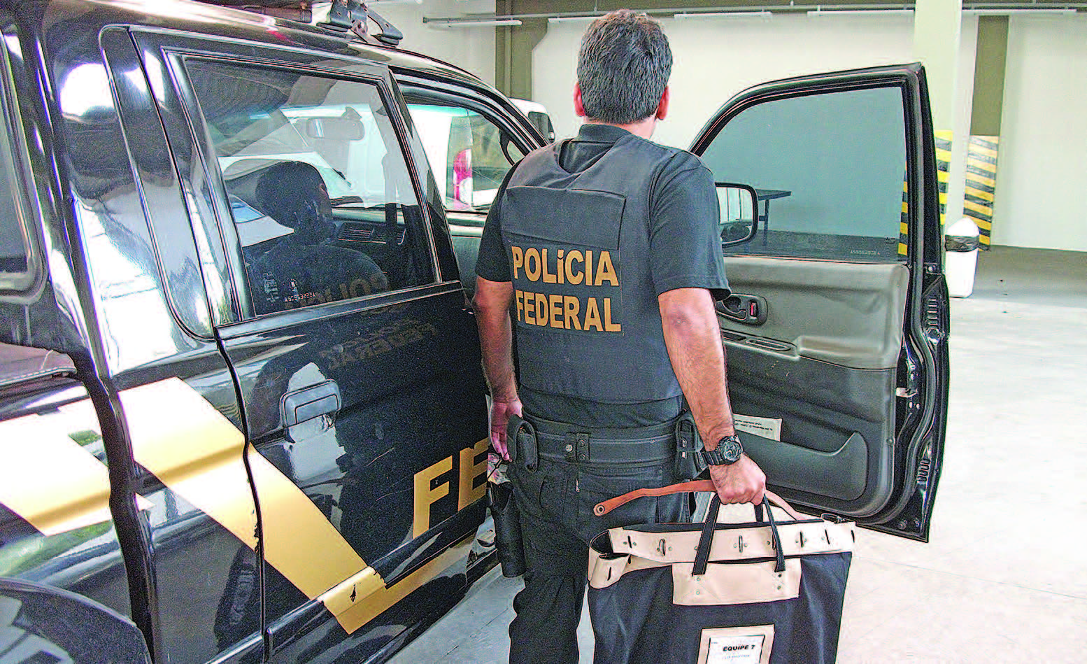 Policial federal apreende documentos em gabinetes de parlamentares, em Brasília, durante a operação. (Foto: Assessoria da Polícia Federal)