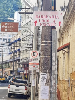 Foram feitas cinco notificações e os responsáveis terão prazo para retirar os cartazes fixados (Foto: Divulgação / PMV)