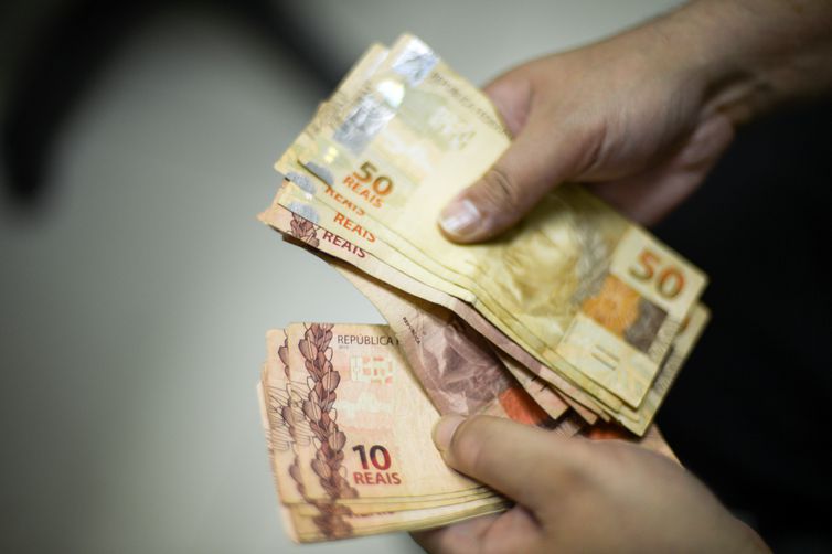 Inicialmente, o governo tinha proposto salário de R$ 998 para o ano que vem (Foto: Marcello Casal Jr/Arquivo/Agência Brasil)