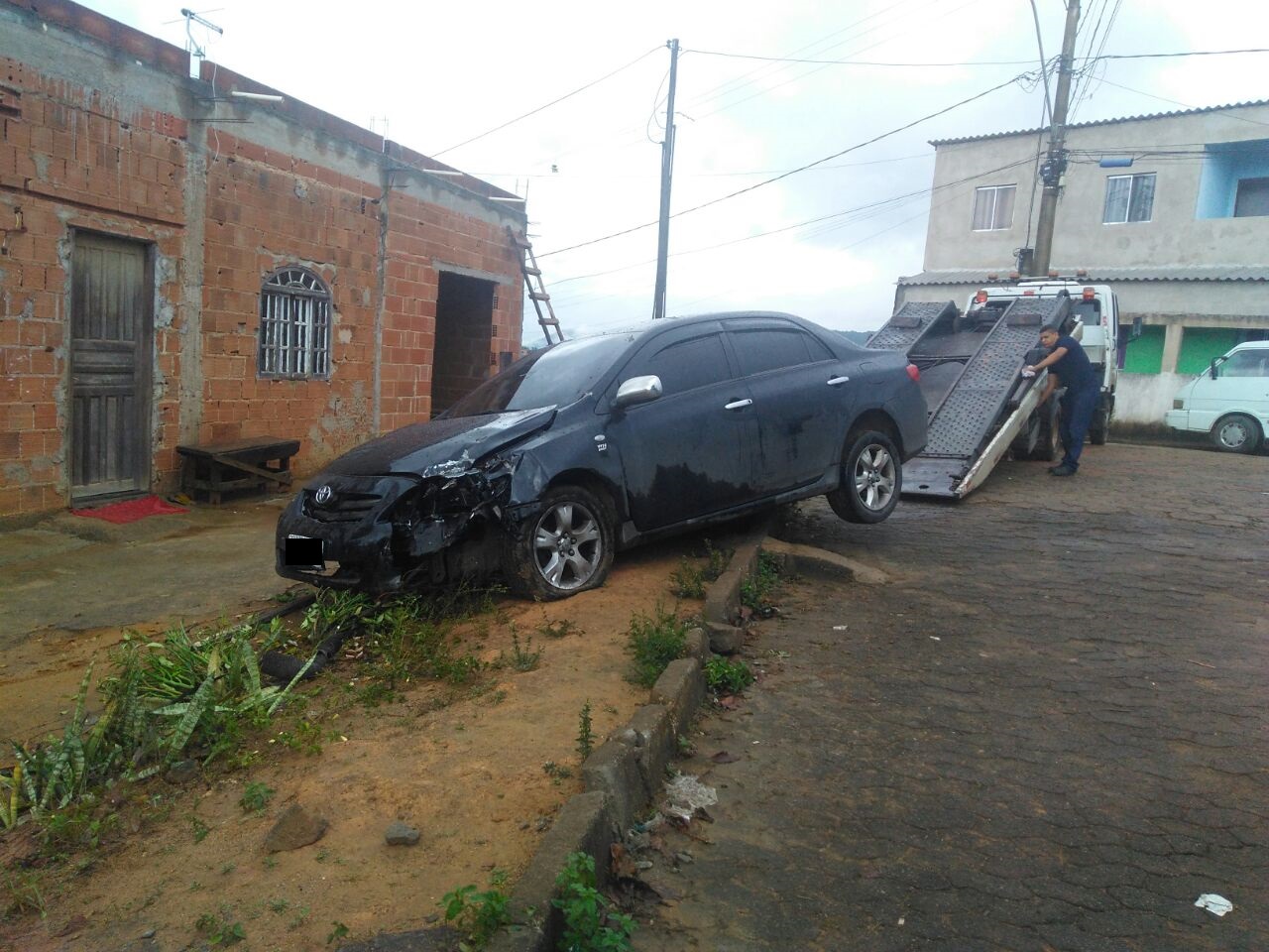 O professor chegava em casa de carro quando foi baleado. (Foto: Leone Olivera)