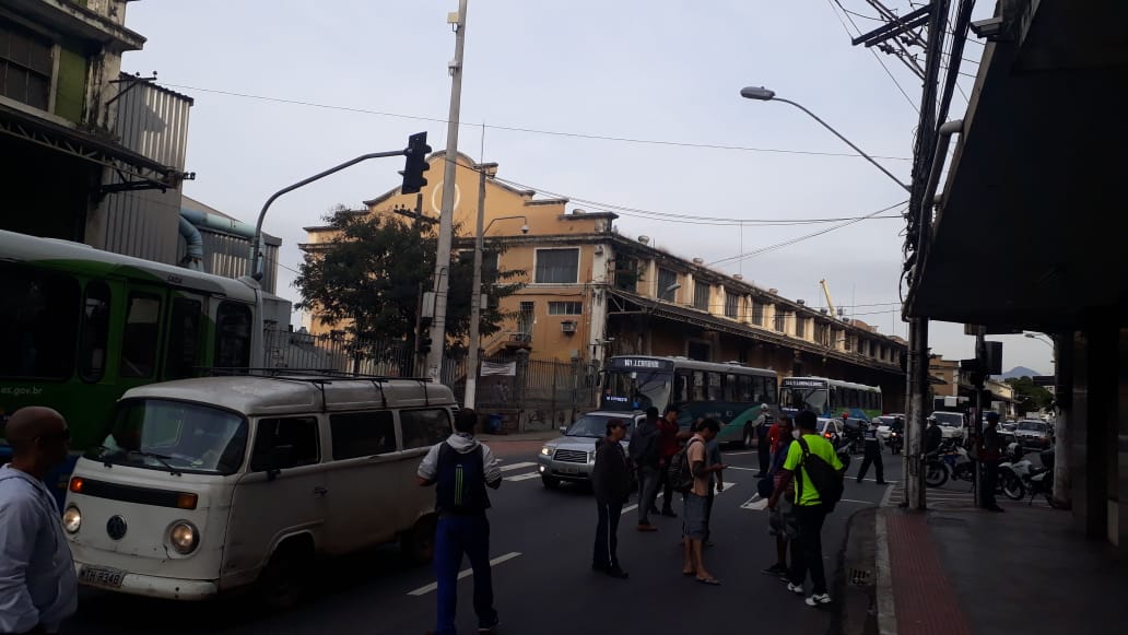 Os manifestantes interditam uma pista e deixam duas liberadas para os veículos. (Foto compartilhada via WhatsApp)