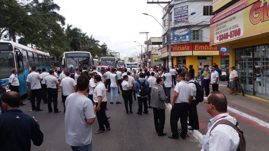 Rodoviários fecharam todas as pistas da via. (Foto: WhatsApp)