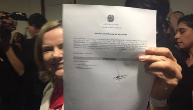 Gleisi Hoffman mostra documento registrando a chapa Lula/Haddad (Foto: Divulgação / PT)