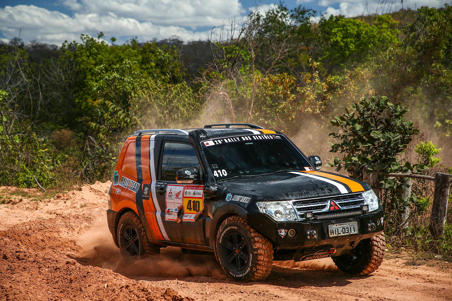 O piloto Kleber Santana e a navegadora Fernanda Tonani foram os campeões da categoria Turismo do Rally Regularidade (Foto: Vinícius Branca)