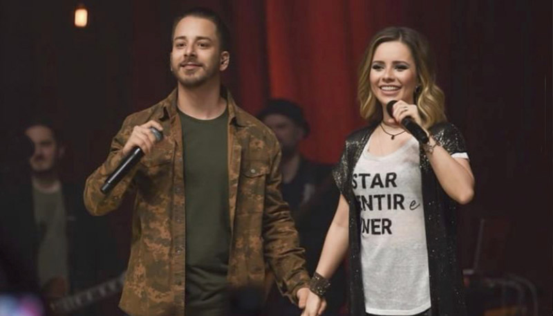 Cantora recebeu o irmão no palco e emocionou os fãs (Foto: Reprodução / Instagram)