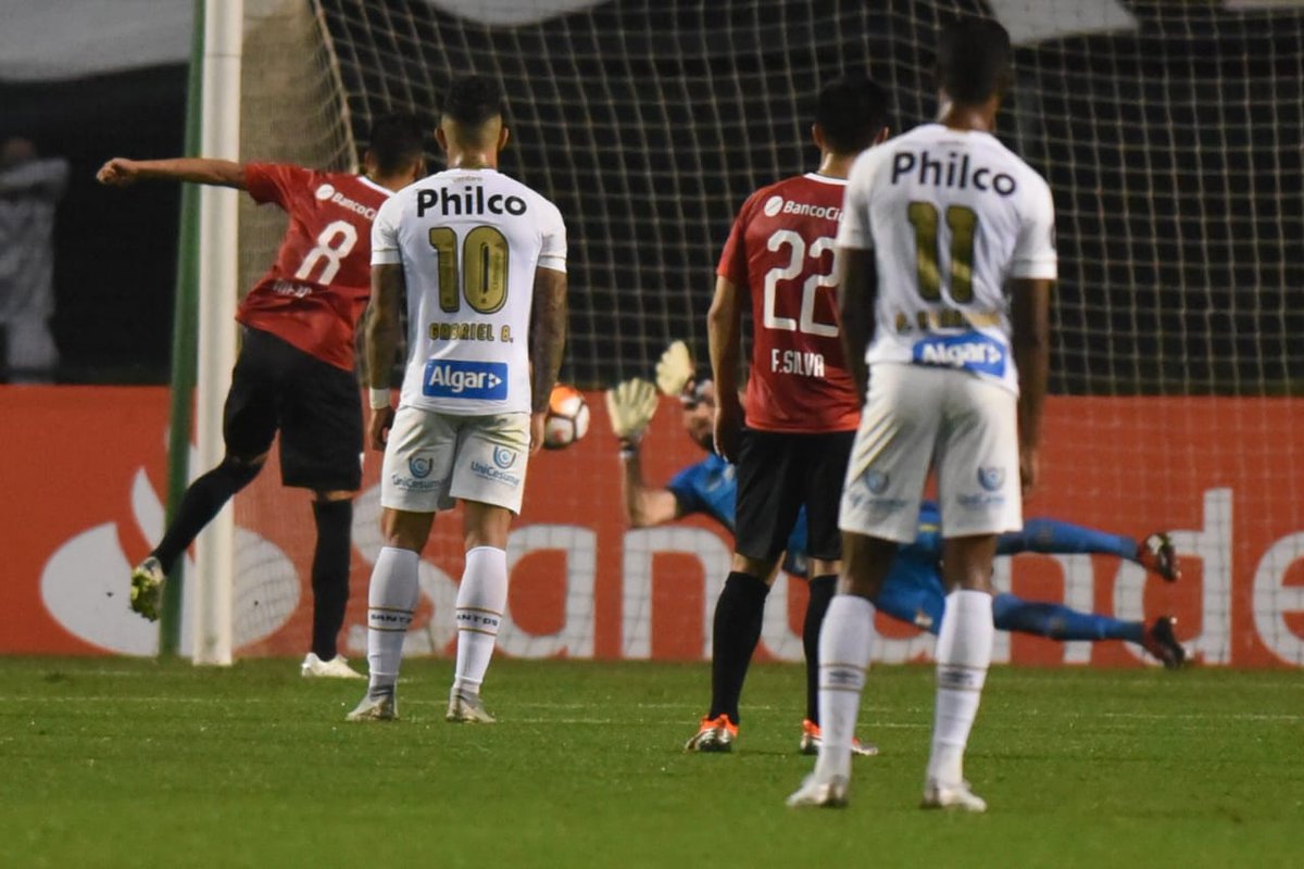 Goleiro santista defende o pênalti (Foto: Ivan Storti/ Santos)