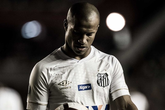 Carlos Sánchez, durante a partida contra o Independiente, na Libertadores (Foto: Ivan Storti/Santos FC)