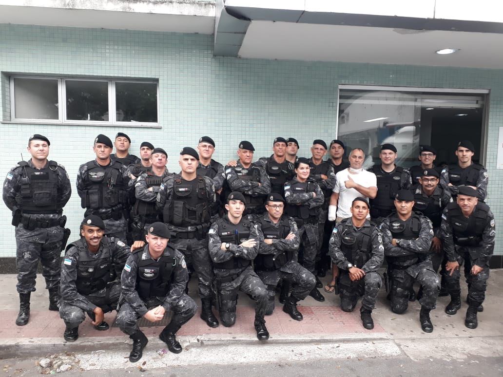 O sargento com os colegas na saída do trabalho (Foto: Reprodução)