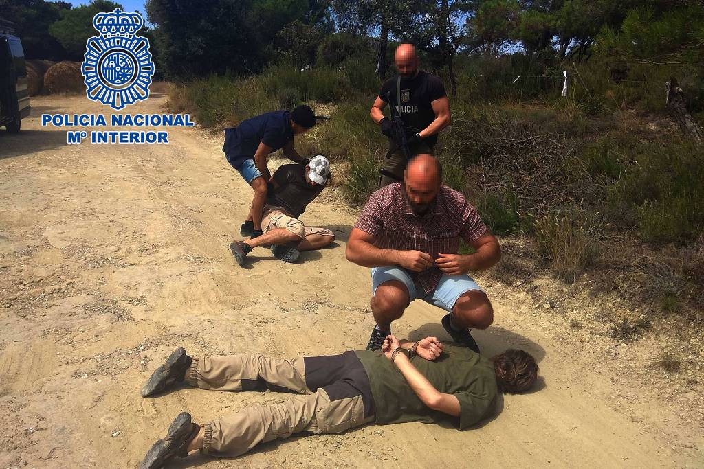 Jos Brech (deitado) sendo detido como suspeito pelo assassinato do menino holandês Nicky Verstappen. (Foto: Polícia Nacional da Espanha)