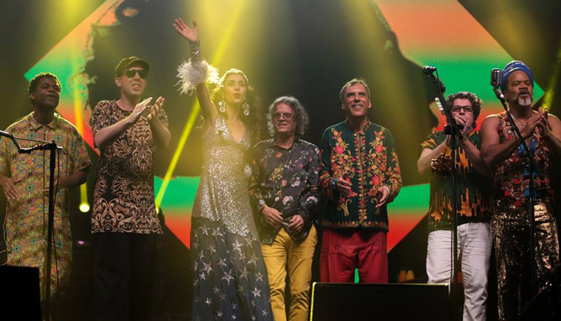 Tribalistas e banda, durante show em Fortaleza (Foto: Marco Froner / Divulgação)